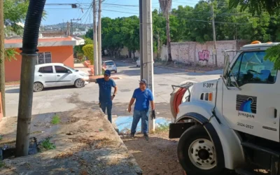 La JUMPAM desazolva descarga de drenaje en la Primaria José Aguilar Barraza, en fomento a la salud pública