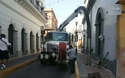 En el Centro Histórico, la JUMAPAM extrae grasas y botellas del alcantarillado