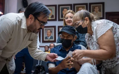 “No me quiero ir sin reconocer: ha sido el presidente que más nos ha apoyado”, le dice jubilada a Juan de Dios Gámez.