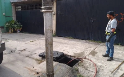 JUMAPAM desazolva la red sanitaria en la Ramón F. Iturbe.