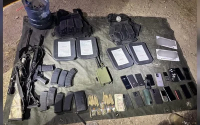 En trabajos de seguridad en Culiacán, el Grupo Interinstitucional libera a 20 personas y asegura un fusil, cargadores, municiones, presunta droga y un vehículo robado.