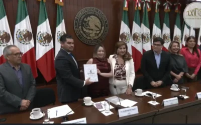 Yeraldine Bonilla entrega Cuarto Informe de Gobierno de Rocha Moya al Congreso.