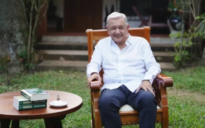 Reaparece AMLO , presenta su nuevo libro “ GRANDEZA”.