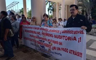 Trabajadores activos y jubilados de la UAS se manifiestan en el Congreso del Estado contra la reingeniería institucional y el manejo de recursos