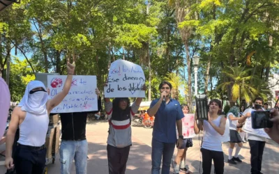 Estudiantes y jubilados de la UAS se manifiestan contra presuntas irregularidades en elecciones universitarias.