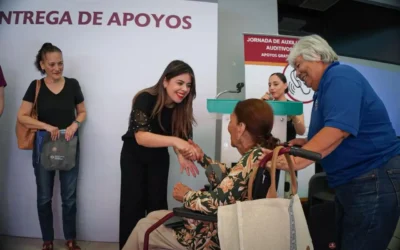 DIF Culiacán y Beneficencia Pública entregan más de 200 aparatos auditivos a personas adultas mayores.