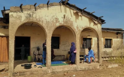 Hombres armados secuestran a 25 alumnas de una escuela en Nigeria y matan al subdirector; dos de ellas logran escapar