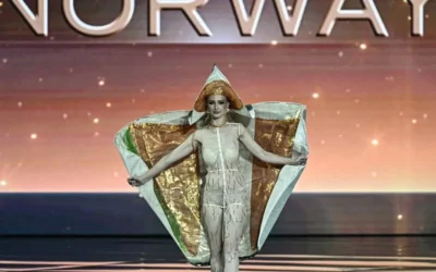 Miss Noruega causa revuelo al desfilar como salmón en Miss Universo 2025