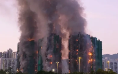 Incendio en complejo de Hong Kong deja 13 muertos y decenas de atrapados