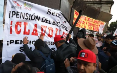 Maestros de la CNTE protestan en el Zócalo y exigen diálogo con Sheinbaum”