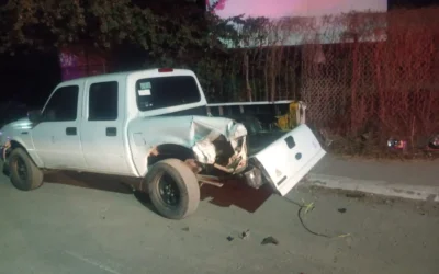 Choque contra vehículo estacionado deja una mujer lesionada frente al Conalep Guasave.