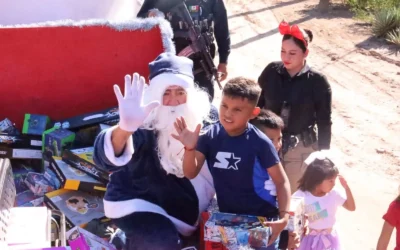 Policías de Guasave llevan alegría navideña y entregan juguetes a niñas y niños del municipio.