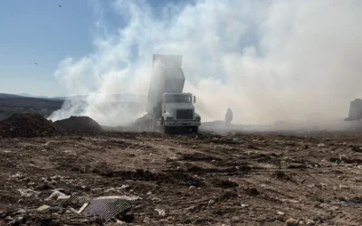 Sigue activo el incendio del relleno sanitario en Culiacán, estiman concluir hoy.