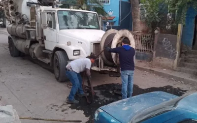 JUMAPAM continúa atendiendo taponamientos por basura en el alcantarillado.