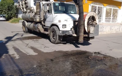 JUMAPAM extrae escombro, tablas y piedras del alcantarillado, durante sondeos correctivos