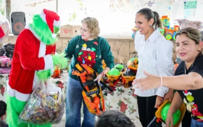 Eneyda Rocha Ruiz lleva sonrisas a familias del sur de Sinaloa en el cuarto día de la Caravana Navideña.