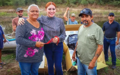 Gobierno de Sinaloa beneficia por primera vez a cooperativa de la Presa Las Higueras con motores y panga.