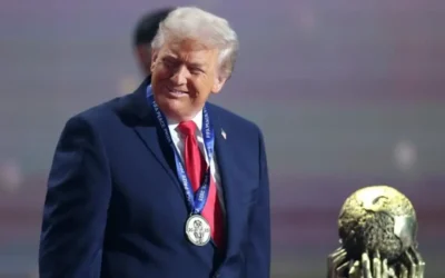 El presidente de EU, Donald Trump, en la alfombra roja precio al sorteo del Mundial de 2026, en Washington, D.C.
