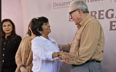 Gobernador Rocha Moya da certeza jurídica a familias de El Ranchito, al entregarles escrituras de sus viviendas.