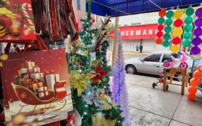 Bajas ventas de productos navideños en Los Mochis; comerciantes esperan repunte con aguinaldos