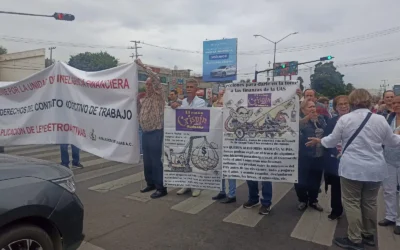Jubilados de la UAS se manifiestan contra la «Reingeniería Financiera» en el Congreso del Estado
