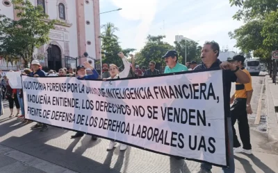 Jubilados de la UAS se manifiestan en Culiacán para exigir auditoría a las finanzas de la institución