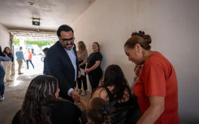 Entrega Juan de Dios Gámez crédito de 150 mil pesos del programa Mujeres Emprendedoras por el Bienestar.