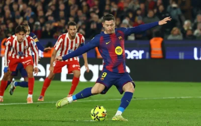 Barcelona vence al Atlético y aprieta la pelea por el liderato