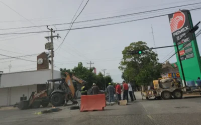 Modifican rutas de transporte urbano en Guasave por socavón en calle Cuauhtémoc.