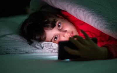 Dar un celular antes de los 12 años aumenta riesgos para la salud física y mental, advierte estudio