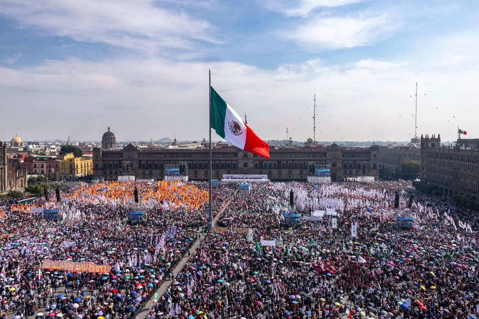 Ante 600 mil personas en el zócalo , presidenta Claudia Sheinbaum sostiene : México avanza con dignidad, con justicia , con unidad y con la fuerza increíble de su pueblo.