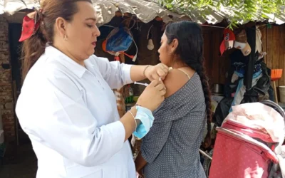 Realiza Secretaría de Salud jornada de vacunación contra el sarampión en Isla del Bosque, Escuinapa.