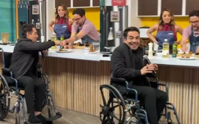 Omar Chaparro preocupa al reaparecer en silla de ruedas