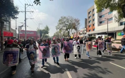 Padres de los 43 marchan a la Basílica para renovar la esperanza y exigir verdad
