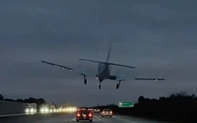 Avioneta aterriza sobre un automóvil en autopista de Florida