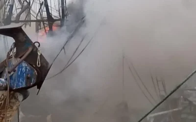 Se quema un barco en el.muelle Gabriel Leyva en Mazatlán.