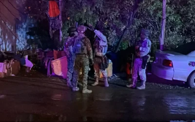 Abaten a cuatro en enfrentamiento con la policía estatal hay dos policías heridos .