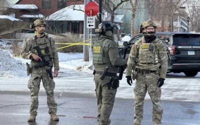 Muere mujer que trató de atropellar a agentes del ICE en redada migratoria en Minnesota.