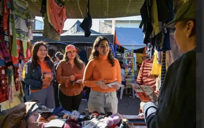 SEMujeres difunde servicios y tiene acercamiento con sinaloenses en el Tianguis Huizaches.