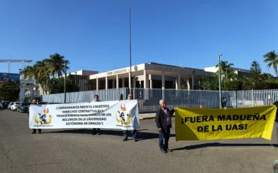 Jubilados de la UAS se manifestaron en el Congreso del Estado buscando el apoyo de los diputados