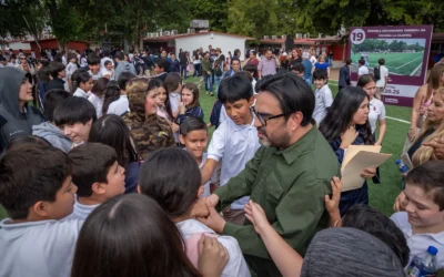 Juan de Dios Gámez entrega cancha de fútbol de pasto sintético en la secundaria General No. 4