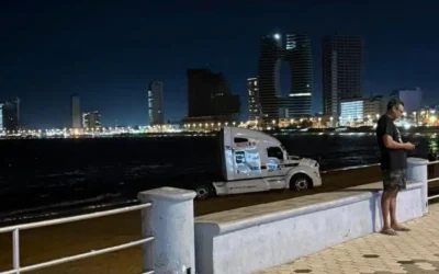 Policía Municipal detiene a chofer de tráiler que ingresó al área de playa en Mazatlán.