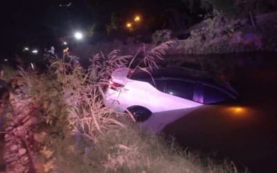 Automóvil termina dentro del Canal 27 en Guasave, solo hubo daños materiales