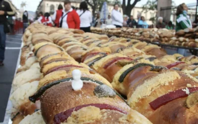 Reparten Mega Rosca de Reyes de 400 metros en el Ángel de la Independencia