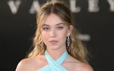 Sydney Sweeney desata polémica tras ser captada trepando el cartel de Hollywood para promocionar su marca