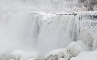 Una ola de frío histórica congeló parcialmente las Cataratas del Niágara y creó una imagen inédita