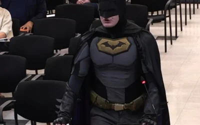 «Batman» increpa a funcionarios de Santa Clara por presencia del ICE en el Supertazón