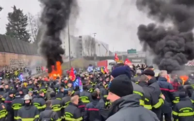 Cientos de bomberos en el norte de Francia protestan por precariedad laboral