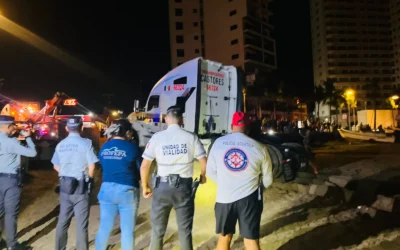 ¡Le salió caro! Chofer que metió tráiler a la playa en Mazatlán, lo hizo para pedir matrimonio a su pareja