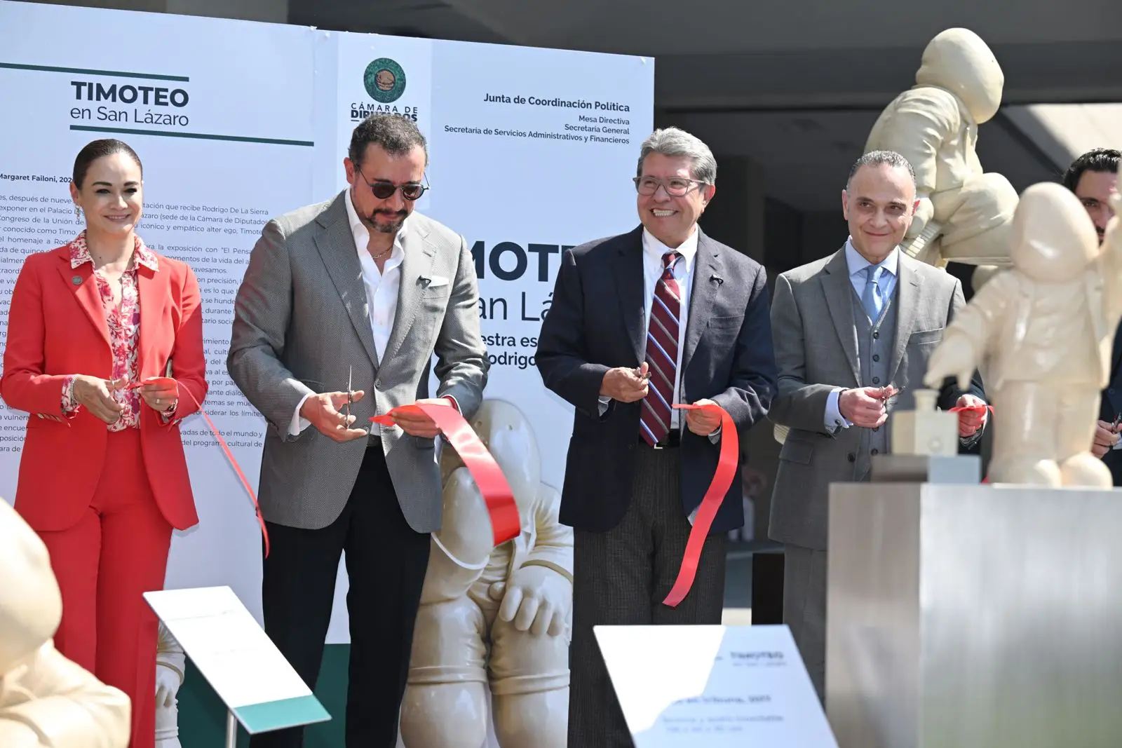 Ricardo Monreal inaugura la exposición de la muestra escultórica de Rodrigo de la Sierra “Timoteo en San Lázaro”